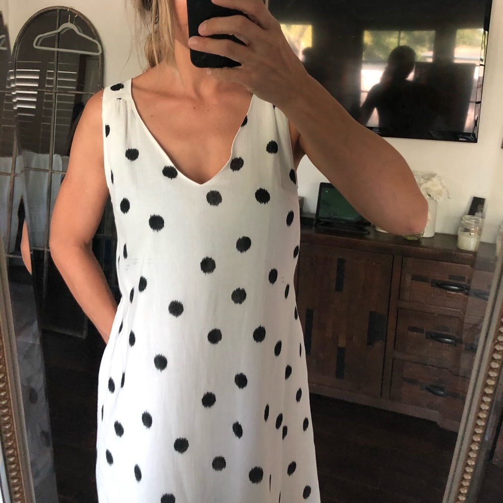 Black and White Polka-dot v neck soft and lined dress - Picture 4 of 7